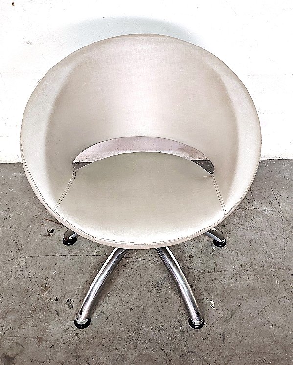 Poltrona Decorativa Com Base Em Inox fixa para