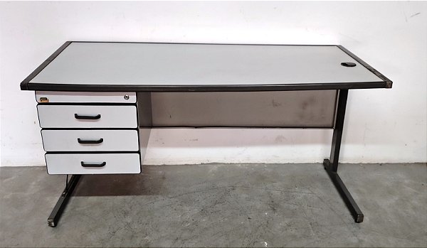 Escrivaninha para escritorio com 3 gavetas seminovo em mdf e metal