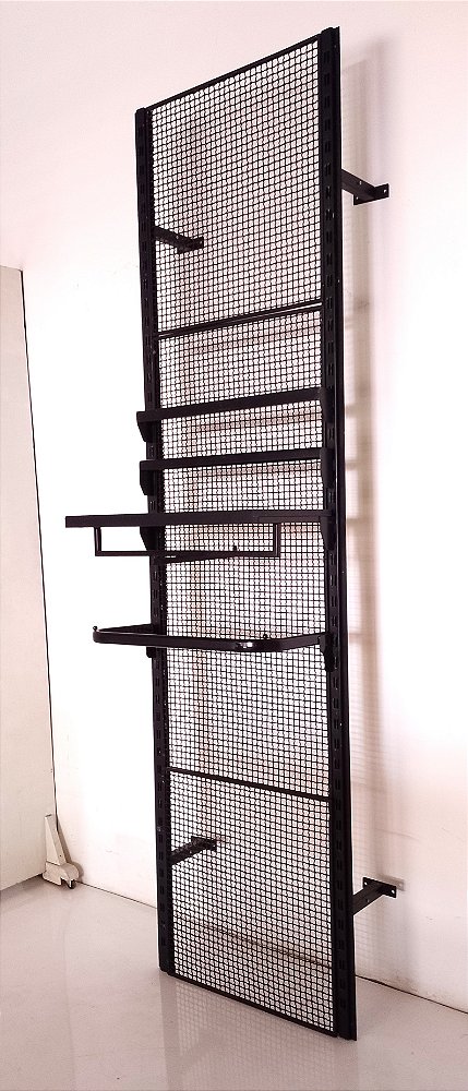 Painel expositor em ferro com tela cabideiro e prateleira