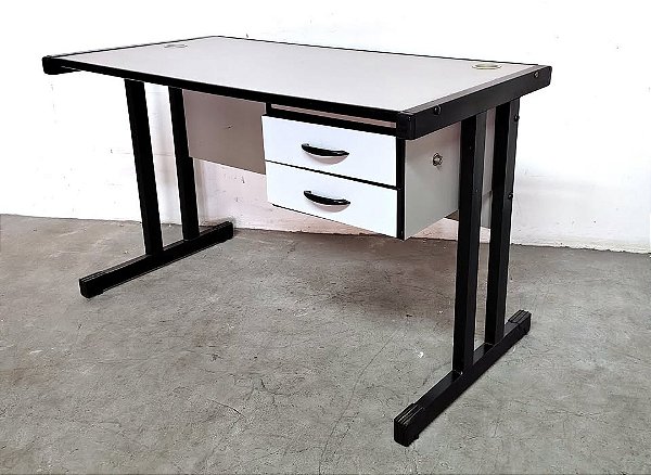 escrivaninha com duas gavetas mdf seminova COM CHAVES