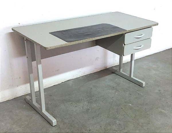 Escrivaninha em mdf com gavetas cinza claro seminova
