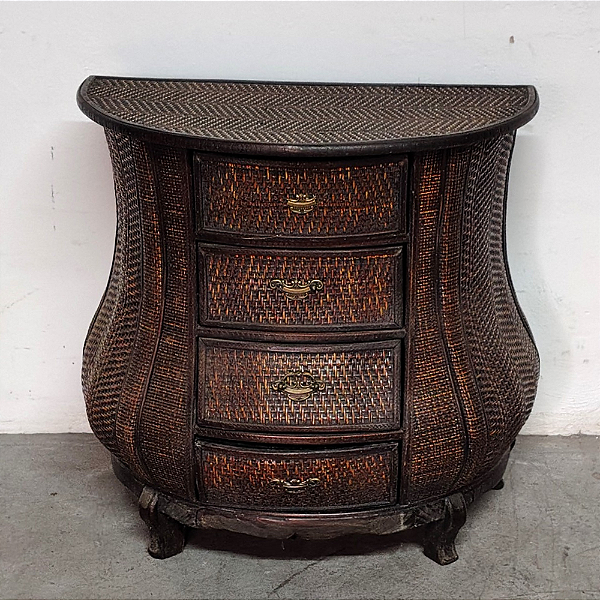 Cômoda Indiana Bombê Revestida em Vime com Quatro Gavetas.