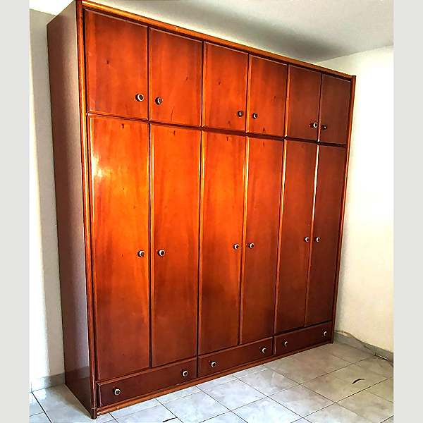 Guarda Roupas 12 Portas 6 Gavetas Parte interna com 3 gavetas, calceiro 3 cabideiros