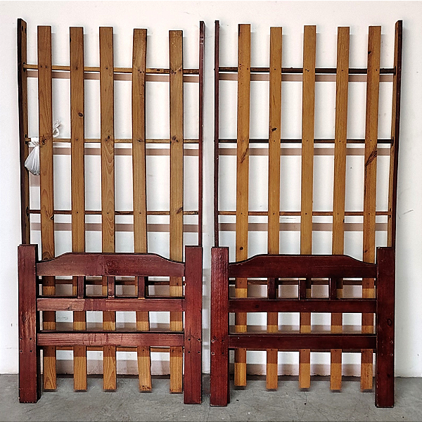 Beliche de solteiro de madeira maciça, colchões 0,88m x 1,88m.