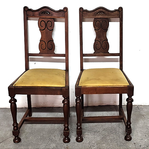 2 Cadeiras em Madeira com Encosto Entalhado a Mão e Pés Torneados
