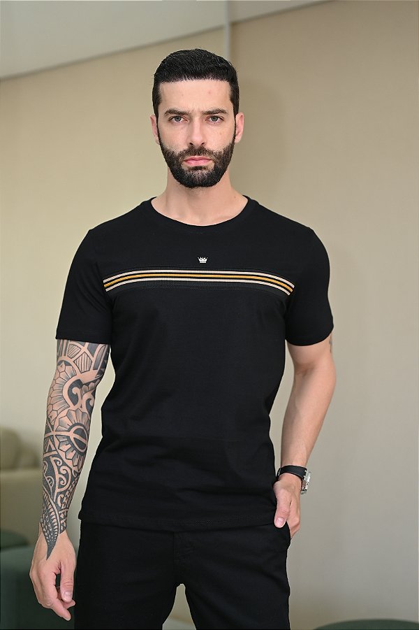 CAMISETA PREMIUM PRETA COM DETALHE EM FITA