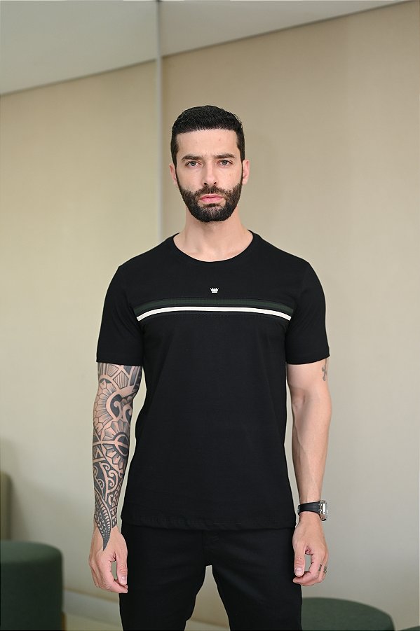 CAMISETA PREMIUM PRETA COM  DETALHE EM FITA VERDE E OFF