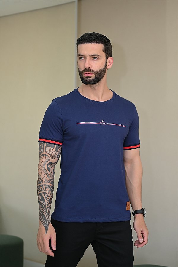 CAMISETA PREMIUM VERMELHA COM  DETALHE EM PUNHO