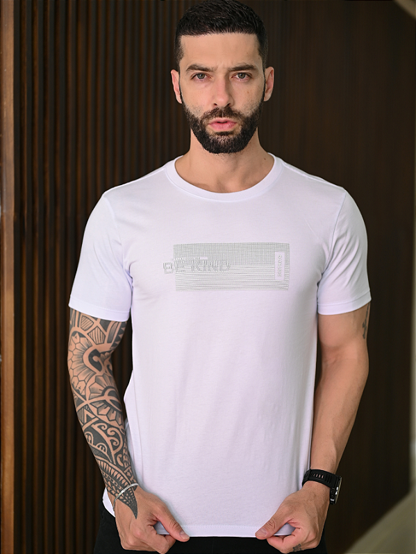 CAMISETA PREMIUM BRANCA COM DETALHE EM SILK EM ALTO RELEVO