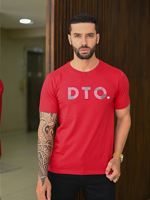 CAMISETA PREMIUM VERMELHA COM DETALHE EM SILK EM ALTO RELEVO