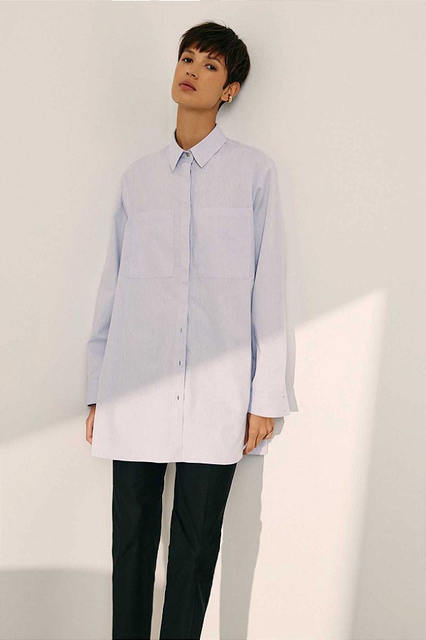 camisa de algodão ampla com bolsos azul claro