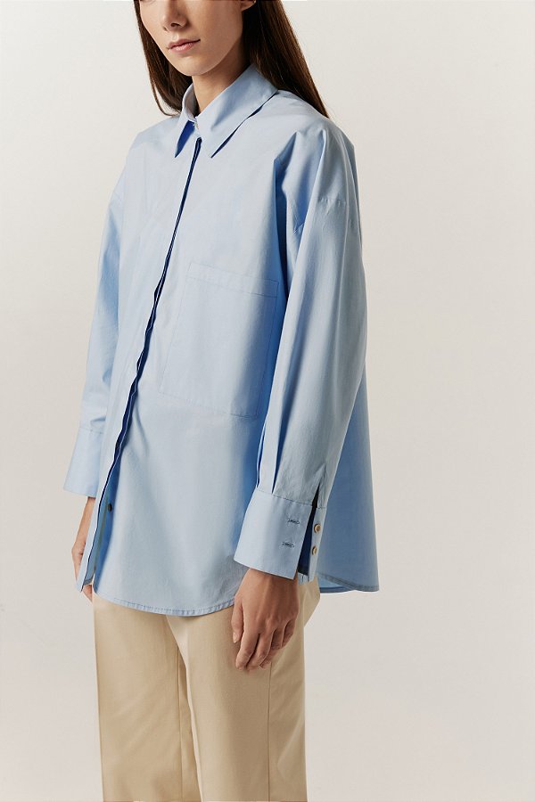 camisa de algodão oversized com bolso deslocado azul claro