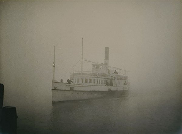 JEAN LECOCQ - Fotógrafo Premiado - Fotografia Original Titulada "Furando o Nevoeiro"  Navio, Barco, Salão de Bruxelas - 40x30cm