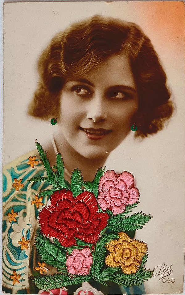 Cartão Postal Antigo, Fotografia Original de Mulher e Flores Bordadas no Cartão