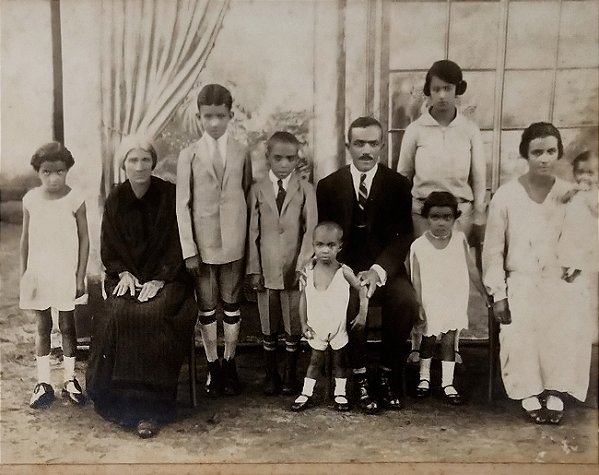 Fotografia de família negra, datada no verso de maio de 1928. Raro documento de época