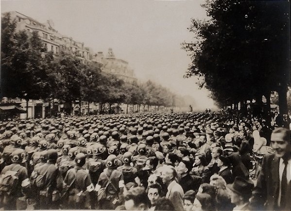 II Guerra Mundial – Fotografia original antiga titulada `Paris aclama tropas americanas`