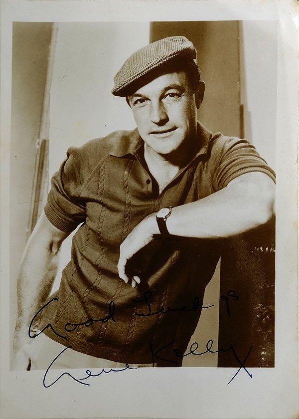 Cinema - Gene Kelly – Fotografia original antiga com votos de Boa Sorte e autógrafo do artista
