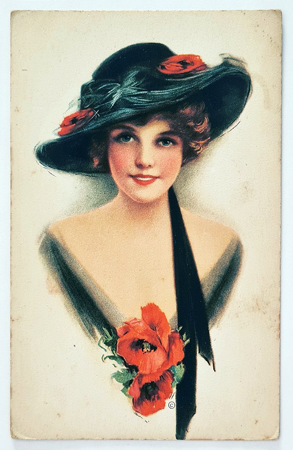 Cartão Postal Antigo Ilustrado  - Jovem Mulher Usando Chapéu com Flores Vermelhas