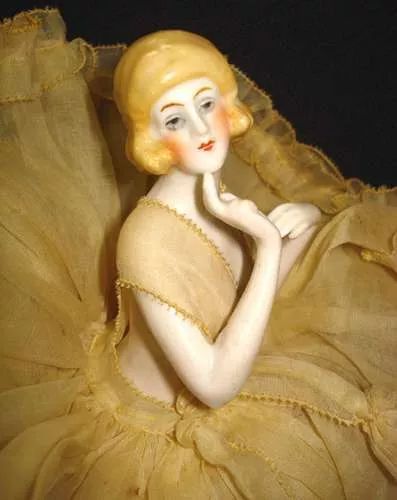 Escultura Antiga em Porcelana Alemã, Original dos Anos 1920 - Half Doll com Vestido Original