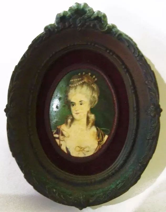 Figura De Dama Antiga - Miniatura Com Moldura Oval