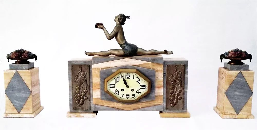 Antigo Garniture com Relógio Marca Nehu, Art Déco, Detalhes em Bronze e Montagem em Mármores Italianos