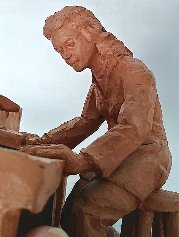 Escultura de Barro Assinada Polachini - Mulher no Laboratório
