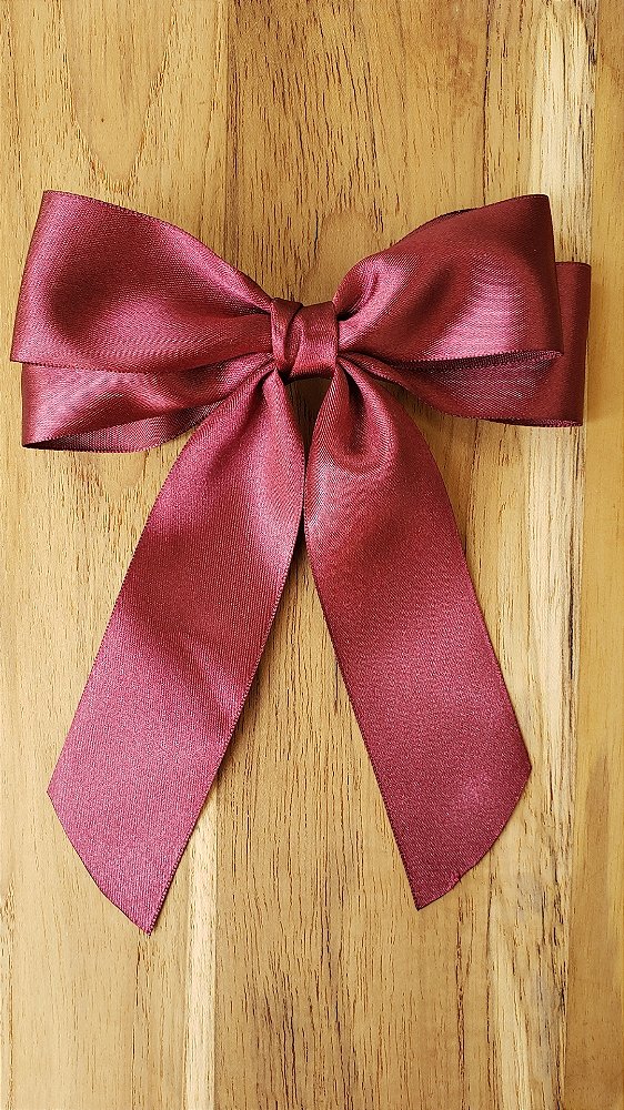 Laço Virginia Médio vinho Cetim Com Bico de Pato