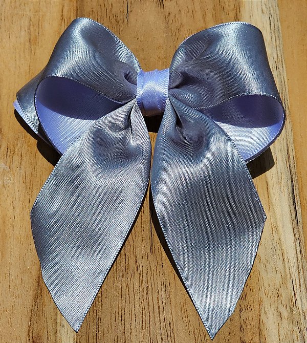 Laço Virgínia Fofinho Prata e Branco Cetim Feito no Bico de Pato