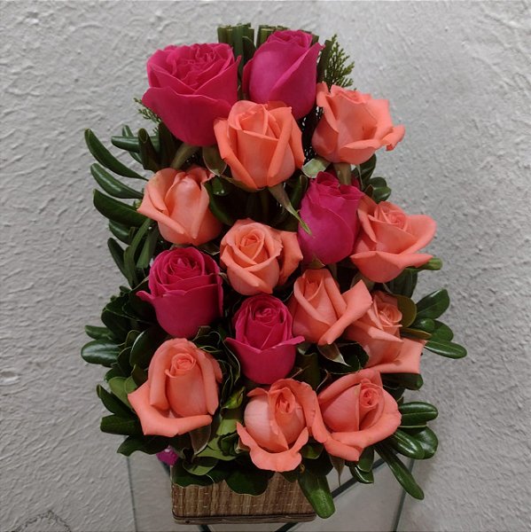 Arranjo com Rosas Salmon e Cor-de-Rosa