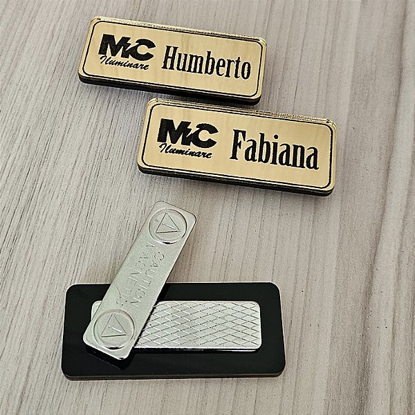 Crachá Magnético c/ acrílico Dourado