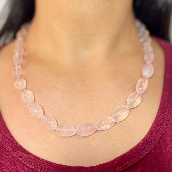 Colar Abaulado de Quartzo Rosa Claro.