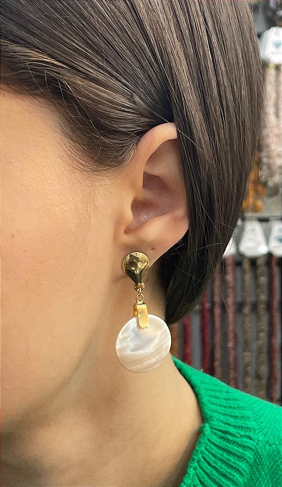 Brinco Banhado a ouro 18k de Madre Perola
