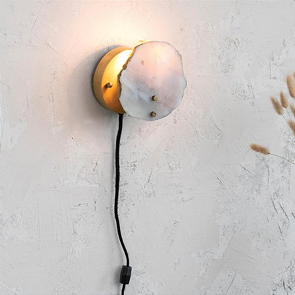 Luminária de parede Creative Co-Op de 6 polegadas com interruptor embutido para lâmpada de até 40 watts, acabamento natural e em latão com ágata e metal.