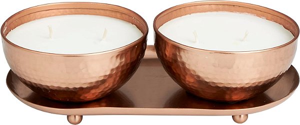 Vela de 12 oz com 2 pavios CosmoLiving da Cosmopolitan de metal com aroma de brisa tropical martelada, cera branca, conjunto de 2, 10 L, 3 A, Cobre.