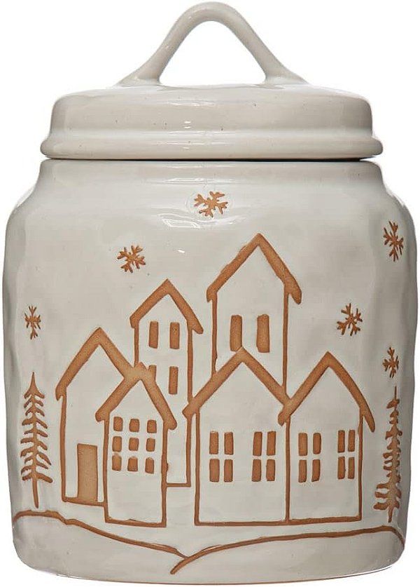 Pote de cerâmica da Creative Co-Op com imagem em alto relevo de uma cidade de inverno, esmalte reativo, branco.