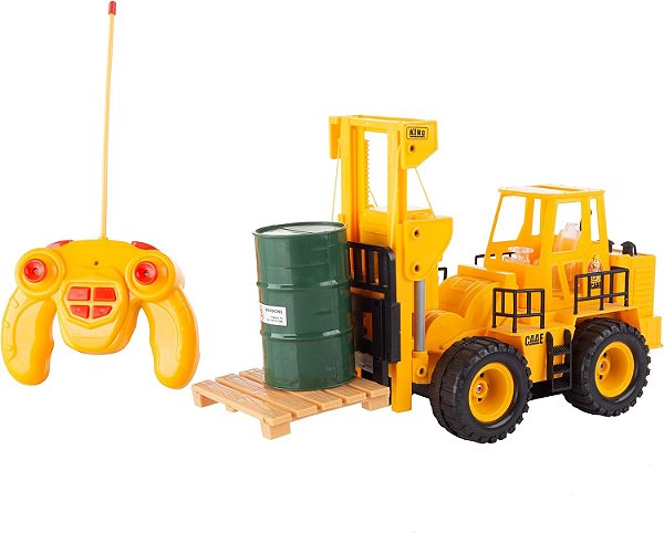 Ei! Brinque! Empilhadeira de brinquedo controlada por controle remoto - Escala 1:24, empilhadeira RC totalmente funcional com luzes e som, inclui palete, barril simulado para crianças, marrom