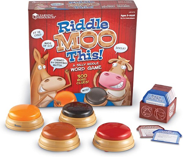 Recursos de Aprendizagem Riddle Moo This - Um Jogo Bobo de Adivinhas de Palavras, 150 Cartas, 4 Buzzers, Idade 5+, Vermelho
