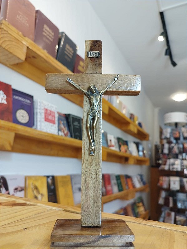 CRUCIF. MAD. 20 CM PEDESTAL LISO - OV (FRISADO)