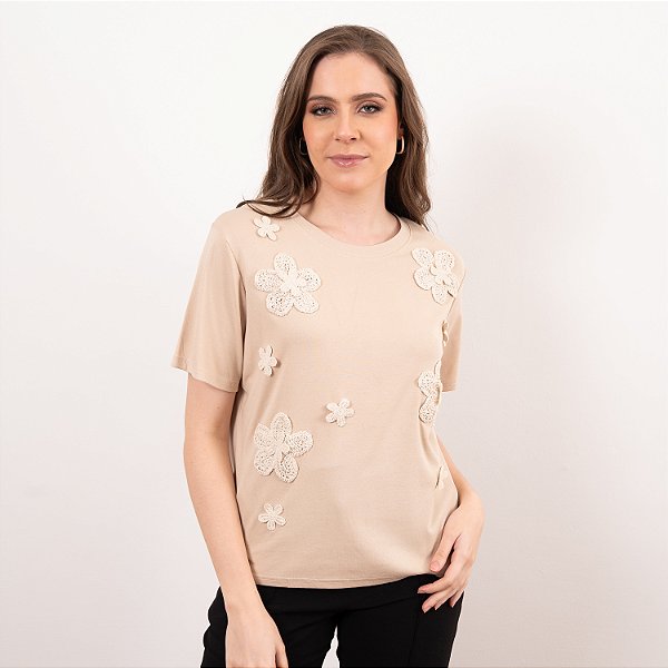 T-Shirt Manga Curta Com Aplicação Floral Feminina