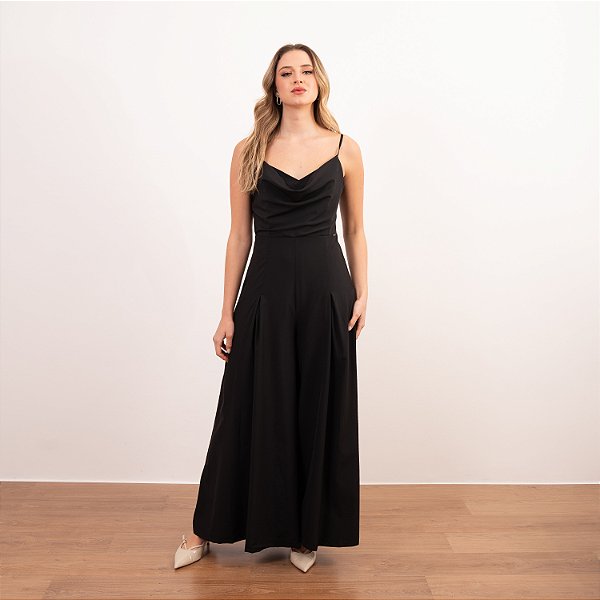 Macacão Pantalona Com Pregas E Gola Degagê