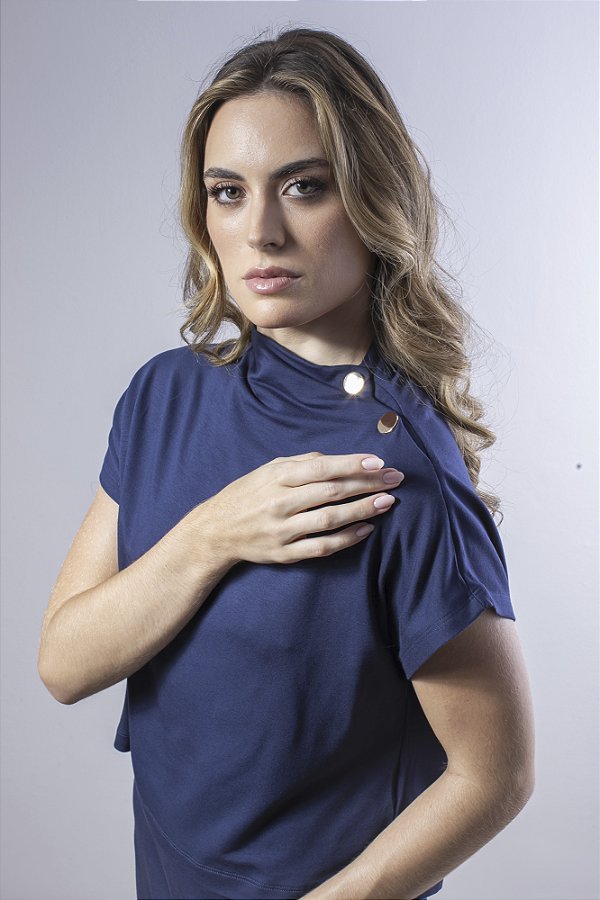 Blusa Feminina Gola Alta com Botões Dourados