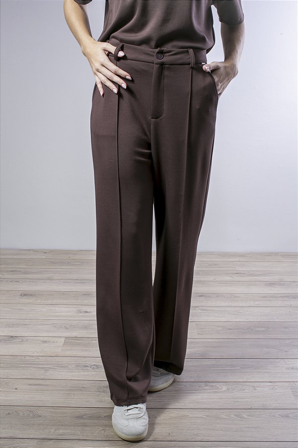 Calça Reta Feminina Conforto com Bolsos