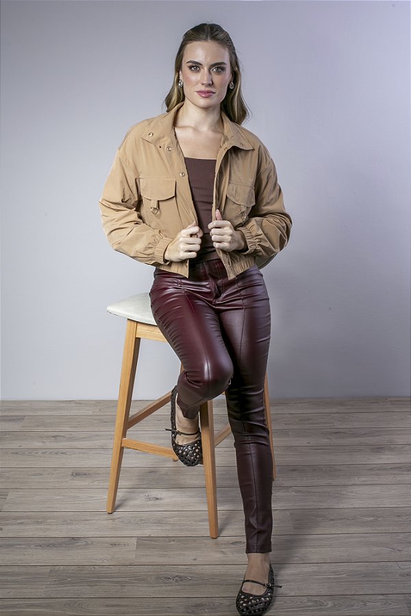 Jaqueta Curta Feminina com Bolsos e Botões