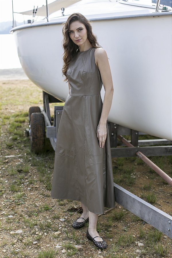Vestido Midi Evasê em PU com Recortes