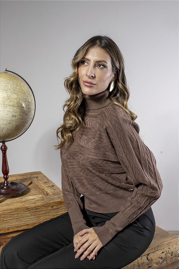 Blusa Tricot Curta Texturizada Feminina Manga Morcego Gola Alta