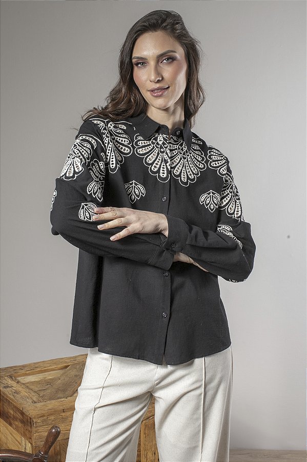 Camisa Feminina Com Detalhes Em Bordado