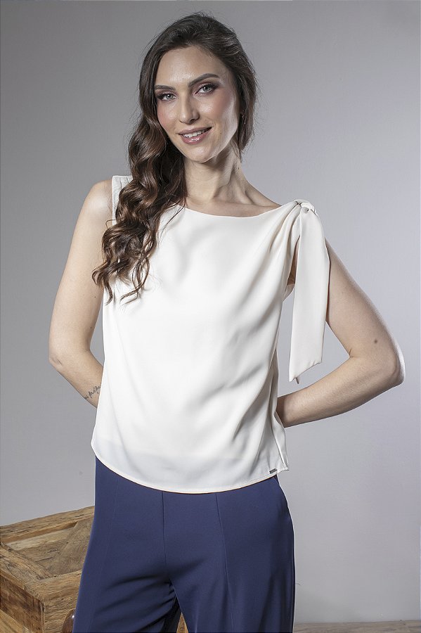 Blusa Feminina Com Pregas E Amarração No Ombro