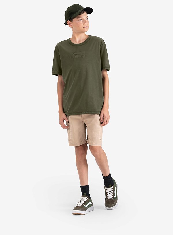 CAMISETA JUVENIL MASCULINA EM MEIA MALHA COM ESTAMPA LOCALIZADA