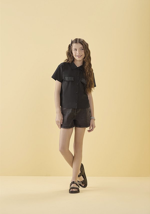 CAMISA FEMININA EM TRICOLINE COM ELASTANO E APLICAÇÃO DE STRASS