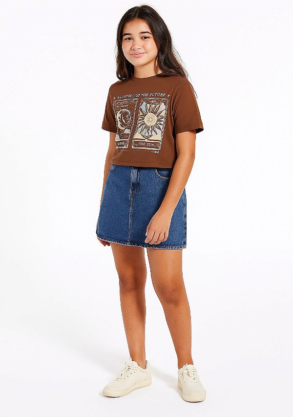 BLUSA FEMININA EM MEIA MALHA COM ESTAMPA E APLICAÇÃO EM FOIL